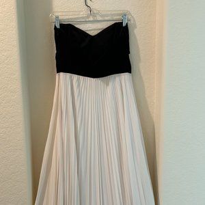 Laundry by Shelli Segal Black and White Strapless Gown